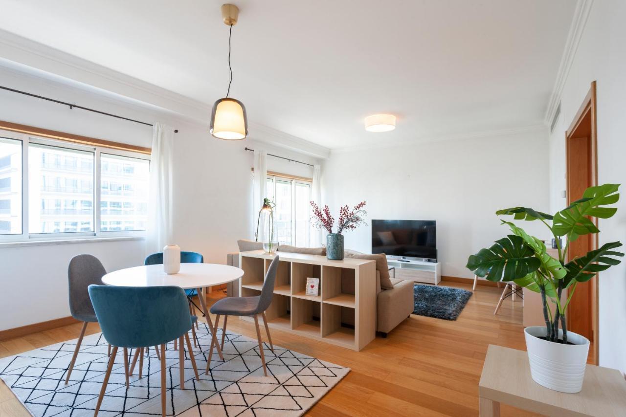 Appartamento Orient - Modern, Spacious And Sunny! By The River! Lisbona