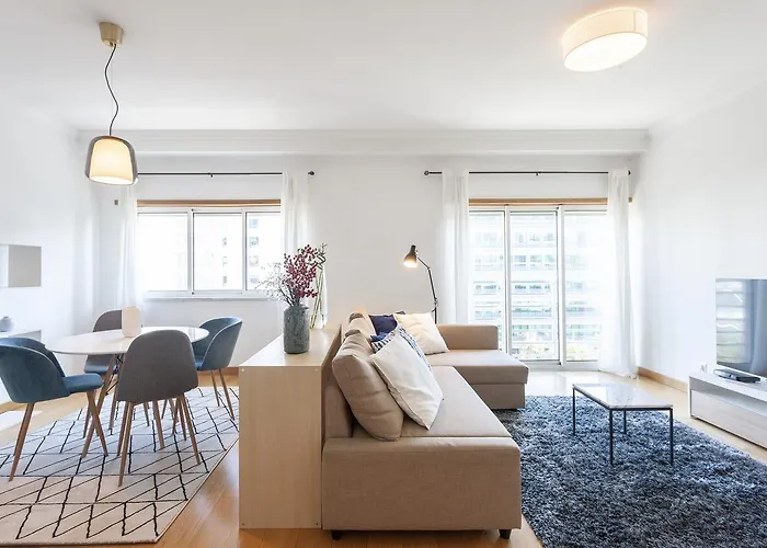 Central Orient Residence - Modern, Spacious And Sunny! By The River!