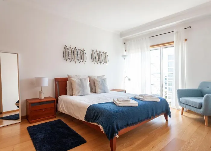 Central Orient Residence - Modern, Spacious And Sunny! By The River!