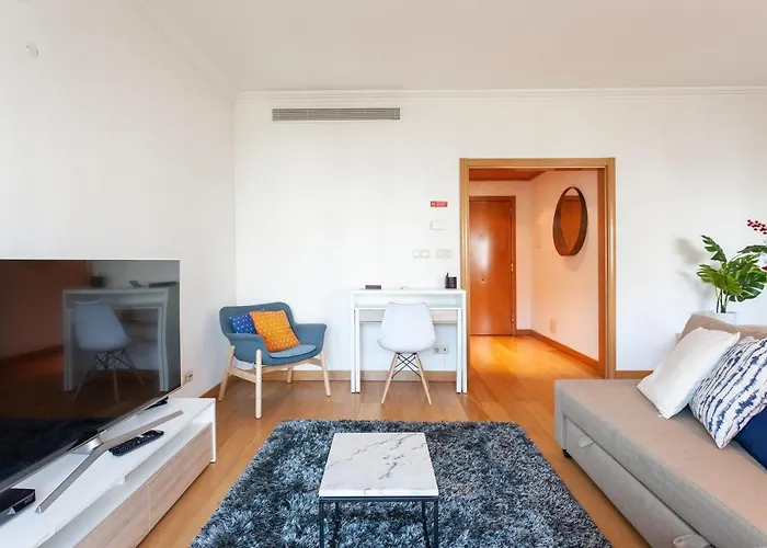 Central Orient Residence - Modern, Spacious And Sunny! By The River!