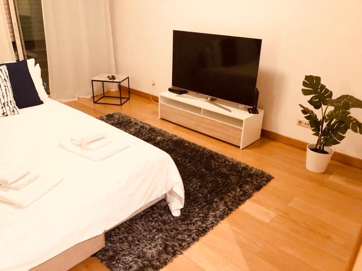 Orient - Modern, Spacious And Sunny! By The River! Apartment